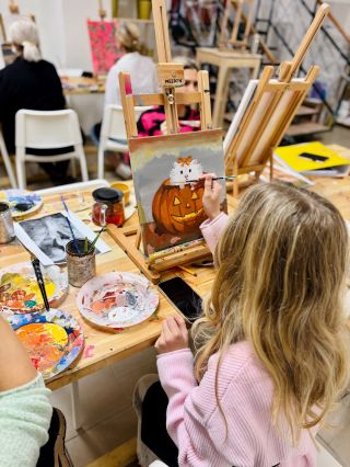 Podzim je jako stvořený pro chvíle u šálku něčeho hřejivého a radost z tvoření. 🍁 V Artelieru teď můžete přijít ve dvou –...