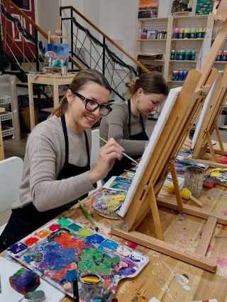 🍂 Venku už pěkně přituhuje, ale u nás v Artelieru tě čeká teplé a inspirativní prostředí plné barev a vůně kávy. Vyber si...